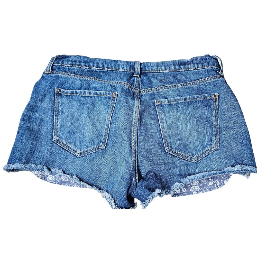 Old Navy Boyfriend Distressed Denim Shorts Blue Paisley Bandana Lining Size 10 - Picture 2 of 11